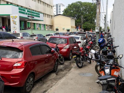 Motoristas ignoran señales de tránsito y provocan caos en Naco