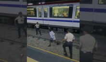 Mujer se lanza a los rieles del metro y obliga a suspender parcialmente el servicio en la l&iacute;nea 2