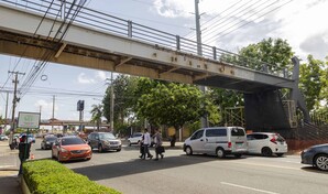 Obras P&uacute;blicas repara puente peatonal olvidado desde hace 22 a&ntilde;os en la Ortega y Gasset