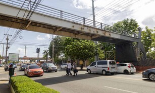 Obras P&uacute;blicas repara puente peatonal olvidado desde hace 22 a&ntilde;os en la Ortega y Gasset