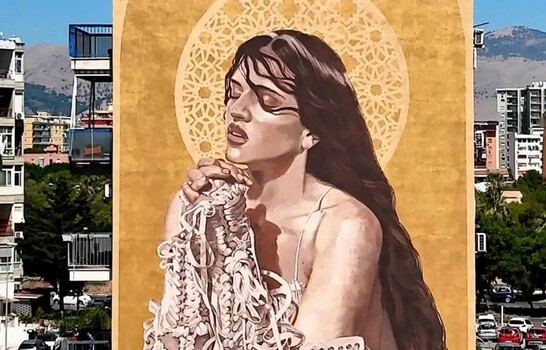 Rosal&iacute;a se convierte en santa en un enorme mural en Palermo