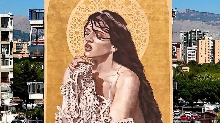 Rosal&iacute;a se convierte en santa en un enorme mural en Palermo