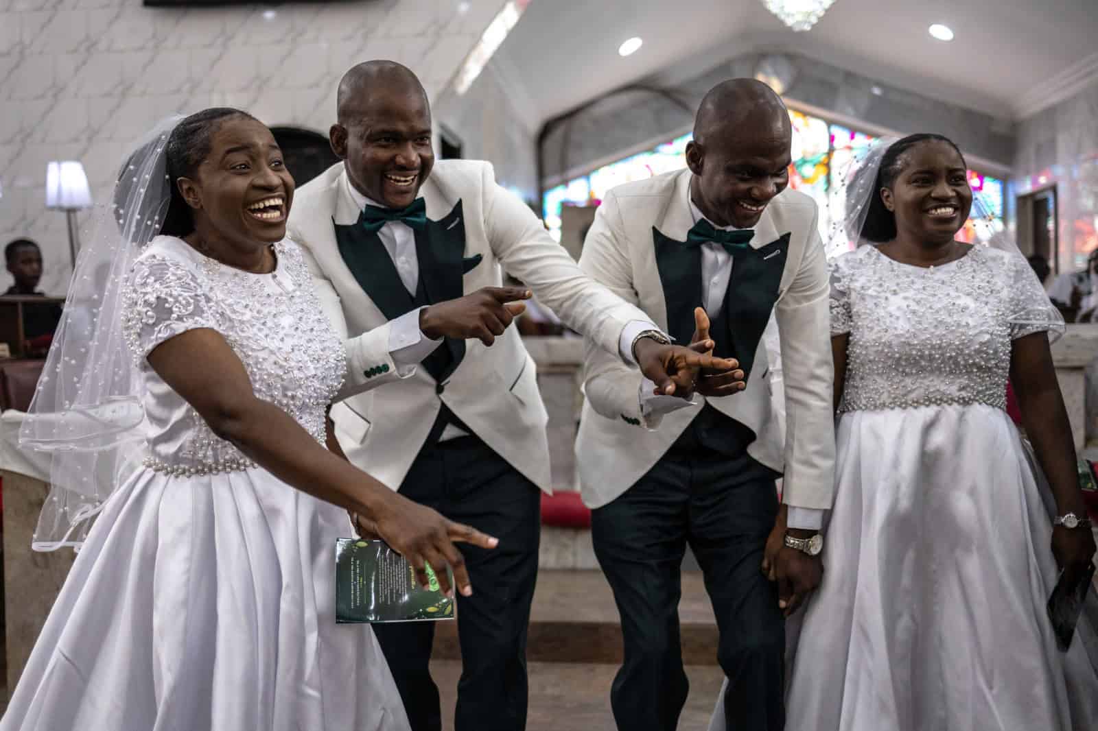 Los novios bailan durante su ceremonia nupcial en la Iglesia Anglicana Memorial del Obispo Akinyele en Ibadan.