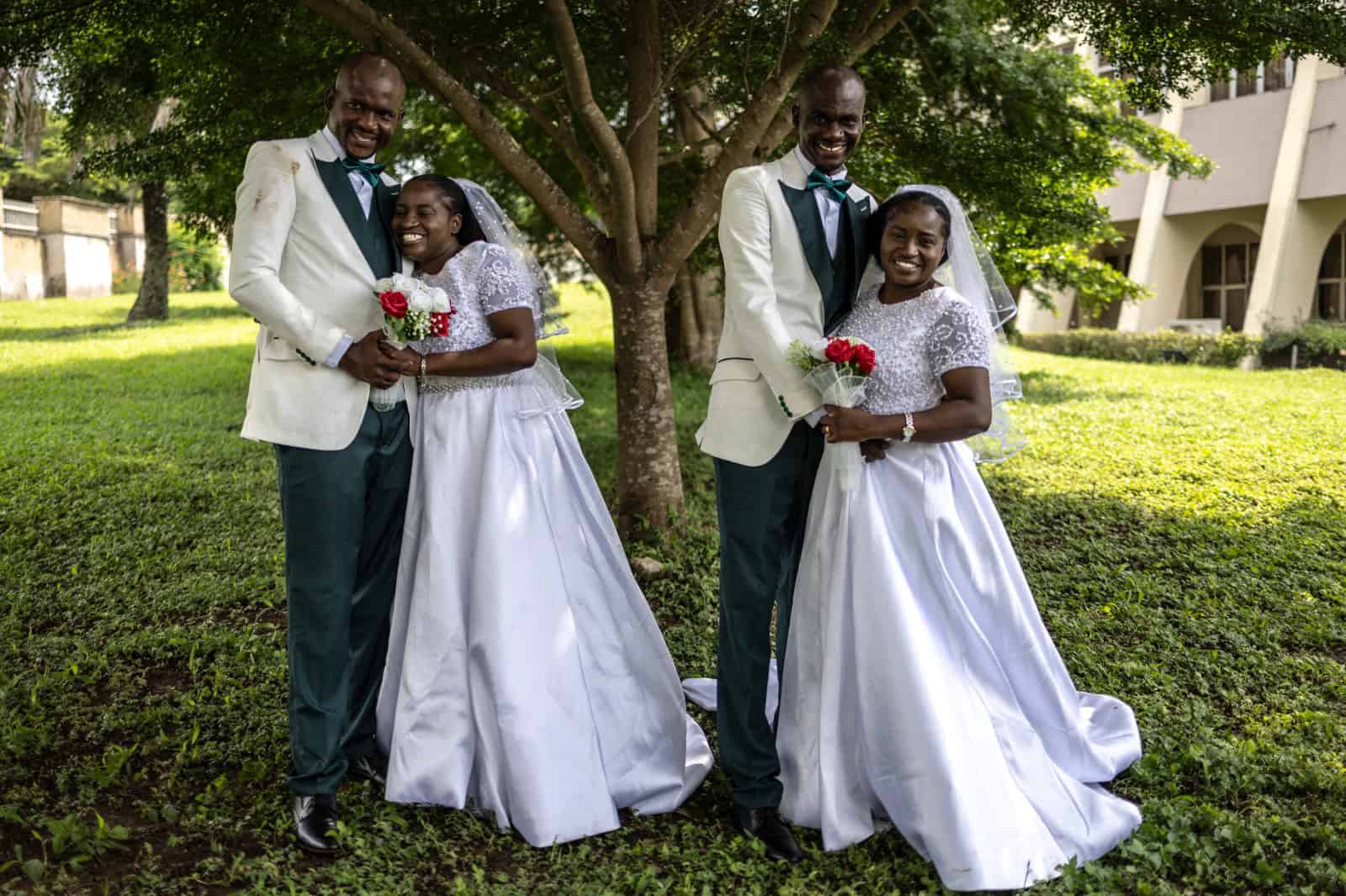 Las hermanas gemelas Taiwo y Kehinde Adediran y los hermanos gemelos Taiwo y Kehinde Oguntoye posan para una fotografía durante la recepción de su boda en el Centro Internacional de Conferencias de Ibadan.