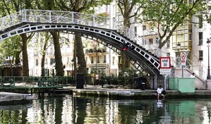 Turistas al l&iacute;mite en Par&iacute;s: el calor extremo revela una ciudad poco preparada