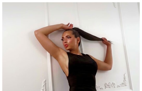 Hallan muerta a modelo colombiana en su apartamento; autoridades investigan las circunstancias
