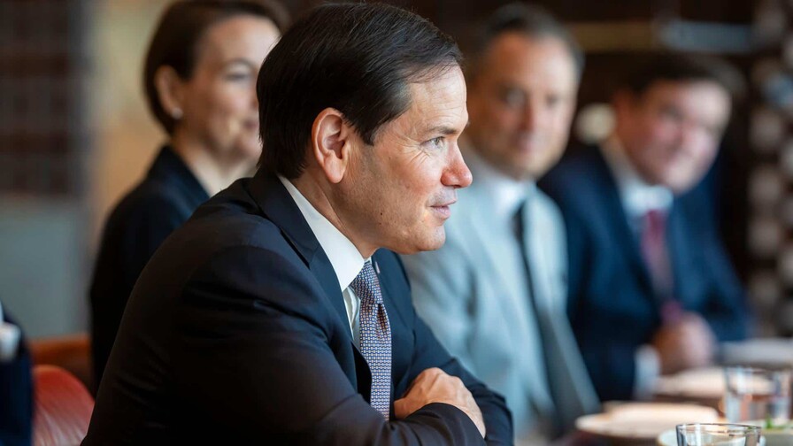 Rubio aborda con presidente emirat&iacute; el tr&aacute;nsito en Ormuz en inicio de su gira por el Golfo
