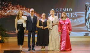 Jatnna Tav&aacute;rez recibe m&aacute;ximo galard&oacute;n del  Premio Mujeres que Inspiran