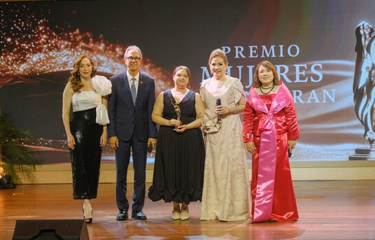 Jatnna Tav&aacute;rez recibe m&aacute;ximo galard&oacute;n del  Premio Mujeres que Inspiran