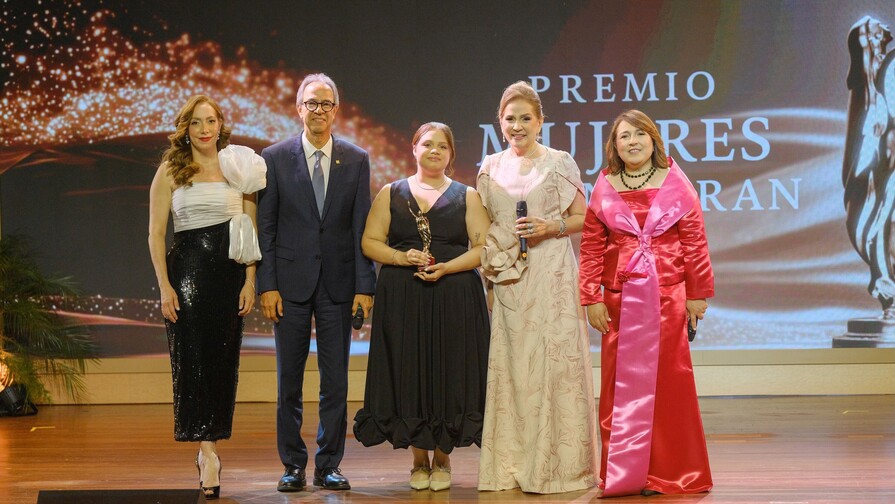 Jatnna Tavárez recibe máximo galardón del Premio Mujeres que Inspiran Jatnna Tavárez recibe máximo galardón del Premio Mujeres que Inspiran