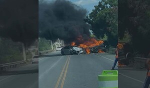 Se incendia veh&iacute;culo tras accidente de tr&aacute;nsito en la carretera S&aacute;nchez