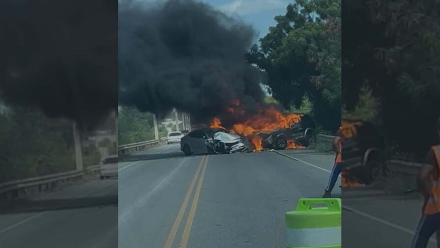 Se incendia veh&iacute;culo tras accidente de tr&aacute;nsito en la carretera S&aacute;nchez