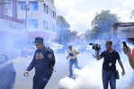 Polic&iacute;as dispersan a bombazos protesta de agr&oacute;nomos hacia el Palacio Nacional; hay varios afectados