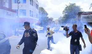 Polic&iacute;as dispersan a bombazos protesta de agr&oacute;nomos hacia el Palacio Nacional; hay varios afectados