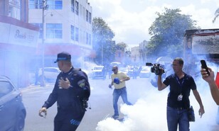 Polic&iacute;as dispersan a bombazos protesta de agr&oacute;nomos hacia el Palacio Nacional; hay varios afectados