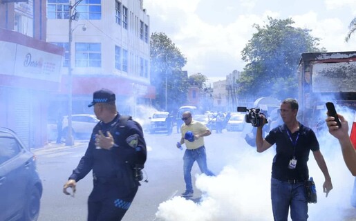 Polic&iacute;as dispersan a bombazos protesta de agr&oacute;nomos hacia el Palacio Nacional; hay varios afectados