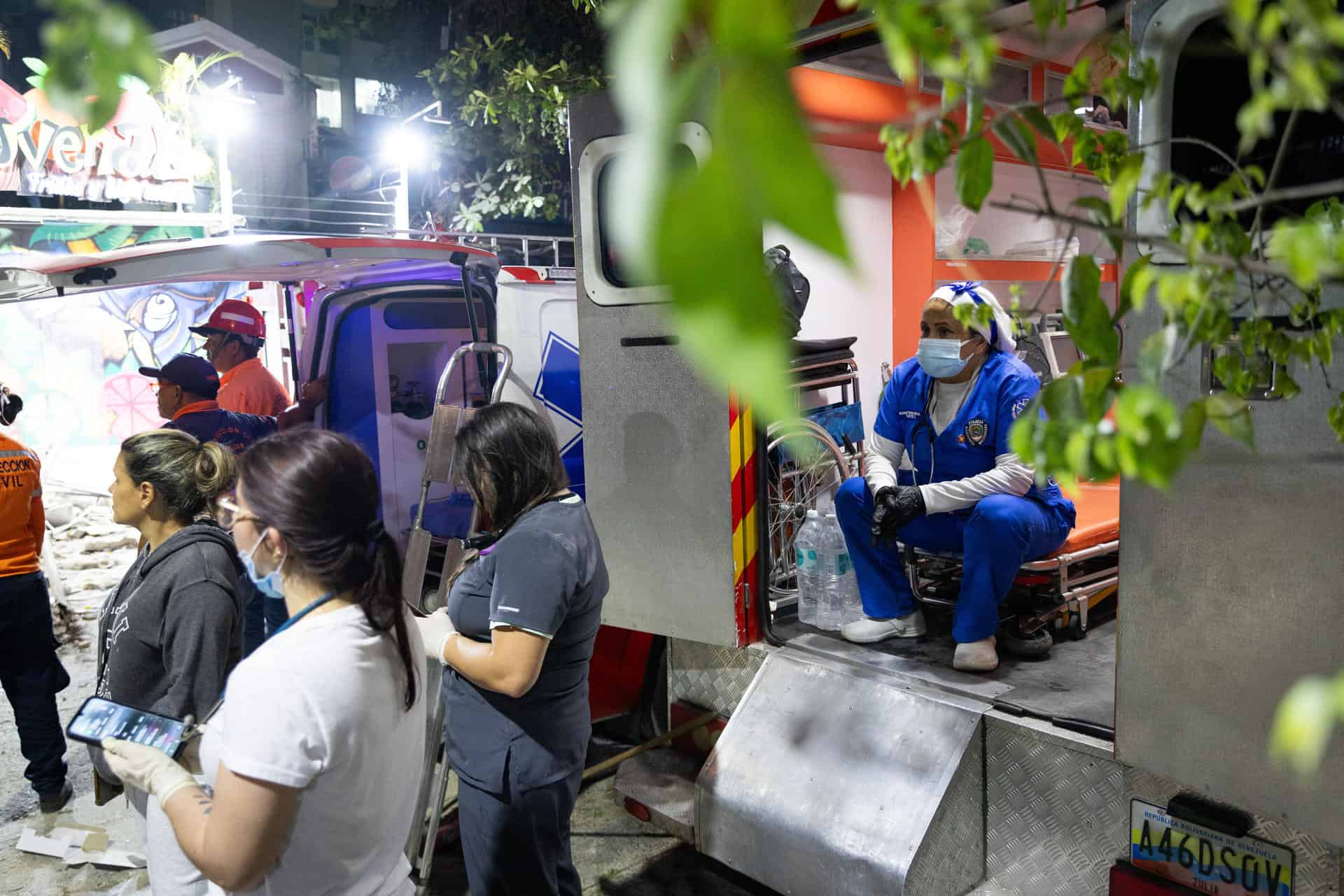 El equipo m&eacute;dico atiende a los heridos en Caracas, Venezuela.
