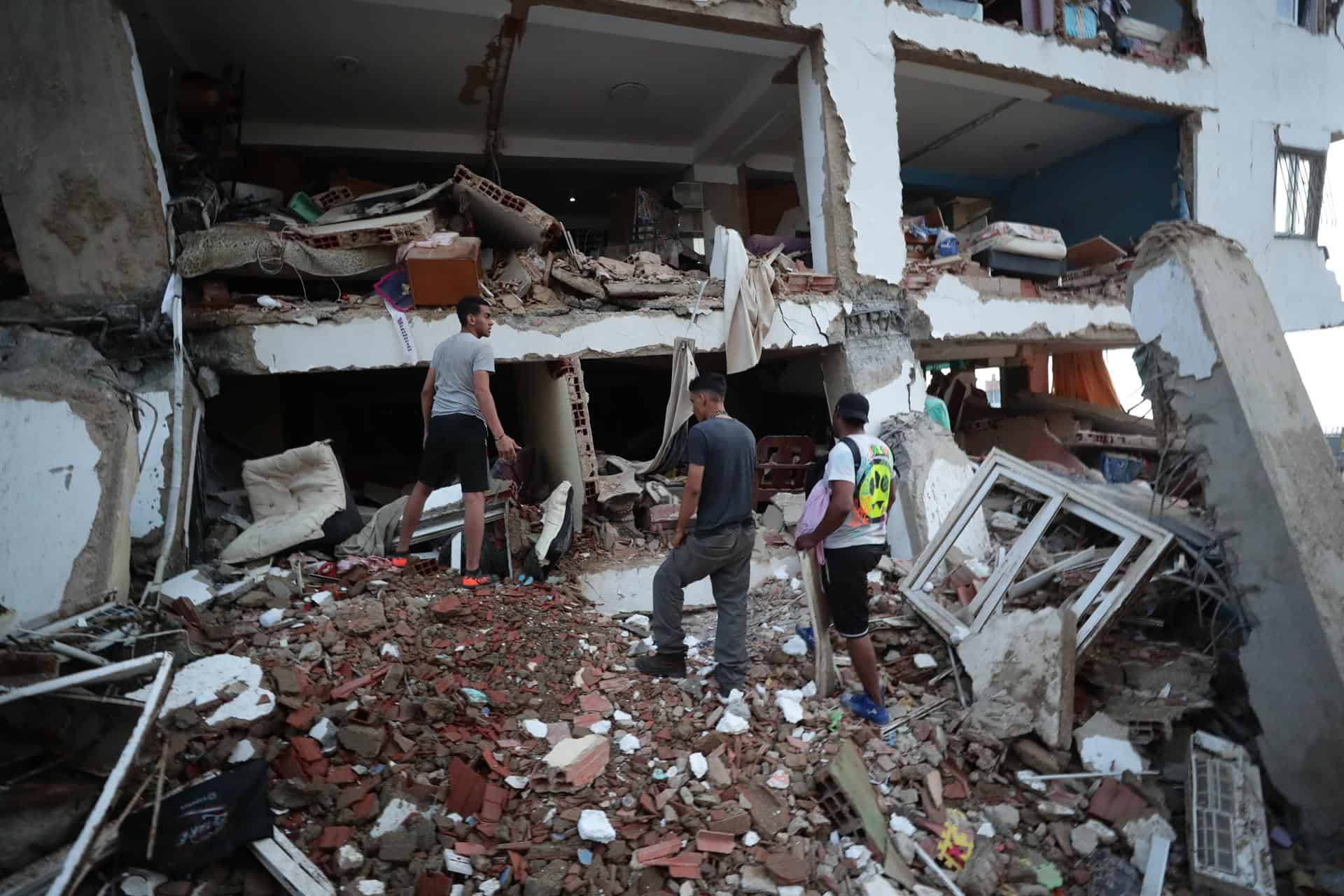  Residentes entre los escombros de uno de los bloques de viviendas da&ntilde;ados por los terremotos en la localidad de Catia La Mar, en el estado costero de La Guaira (Venezuela) este jueves.