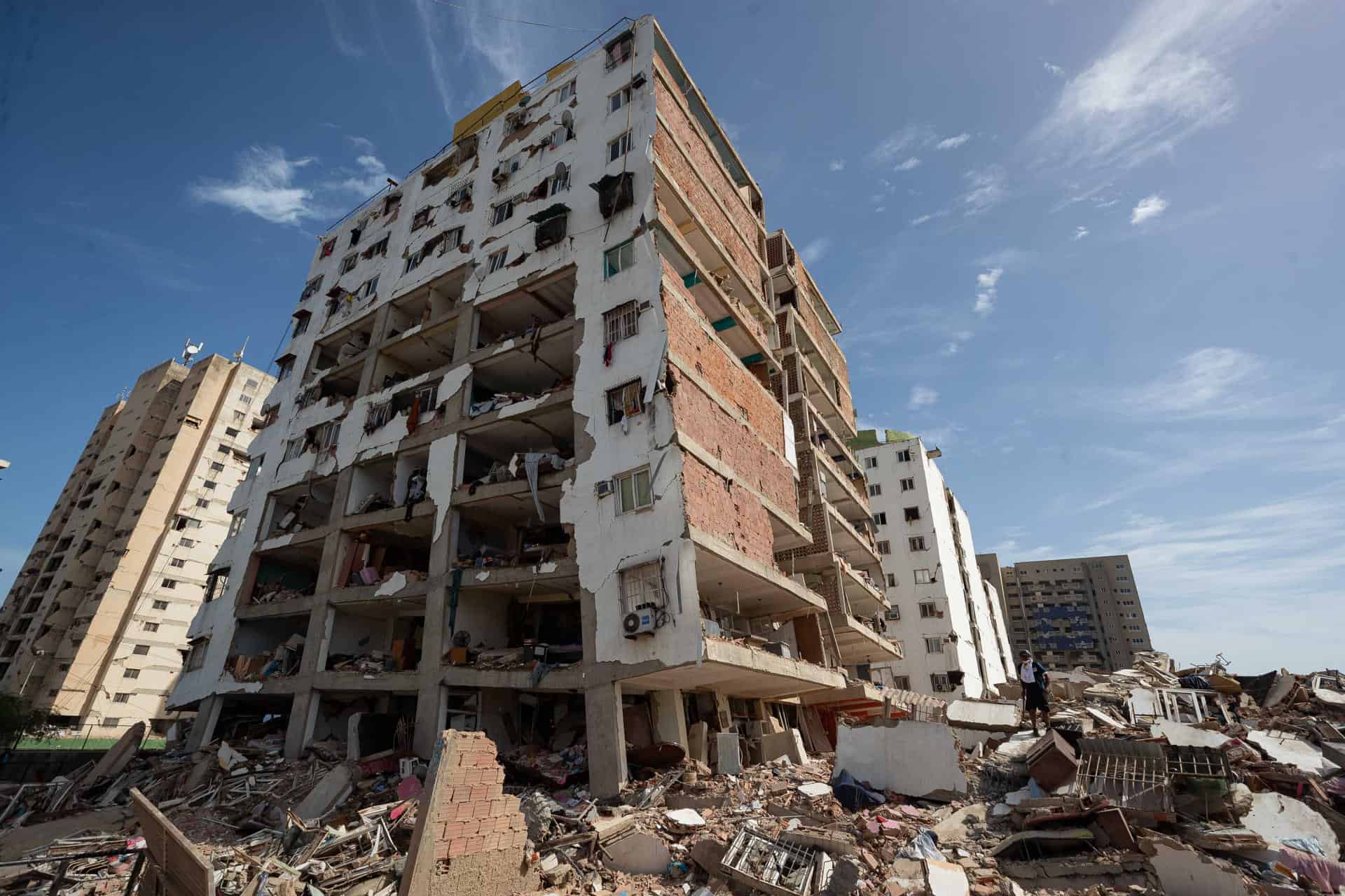 Fotograf&iacute;a que muestra un edificio este jueves, afectado por terremotos en Catia La Mar (Venezuela). 