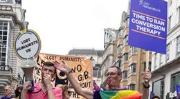 El gobierno brit&aacute;nico quiere prohibir las terapias de conversi&oacute;n de las personas LGBT+