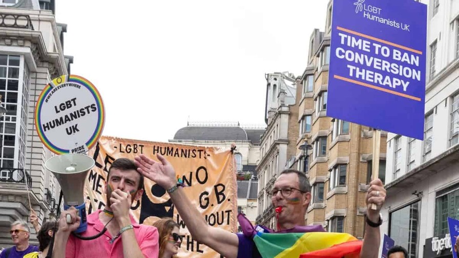El gobierno brit&aacute;nico quiere prohibir las terapias de conversi&oacute;n de las personas LGBT+