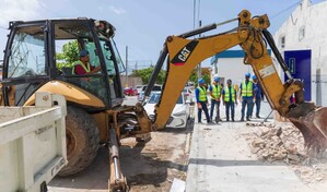 Alcald&iacute;a del DN demuele dos bancas de apuestas que operaban irregularmente en aceras