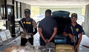 Apresan a un hombre con 37 libras de marihuana ocultas en un veh&iacute;culo en Barahona