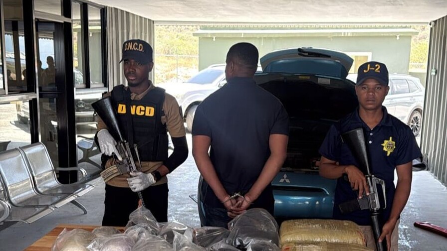 Apresan a un hombre con 37 libras de marihuana ocultas en un veh&iacute;culo en Barahona
