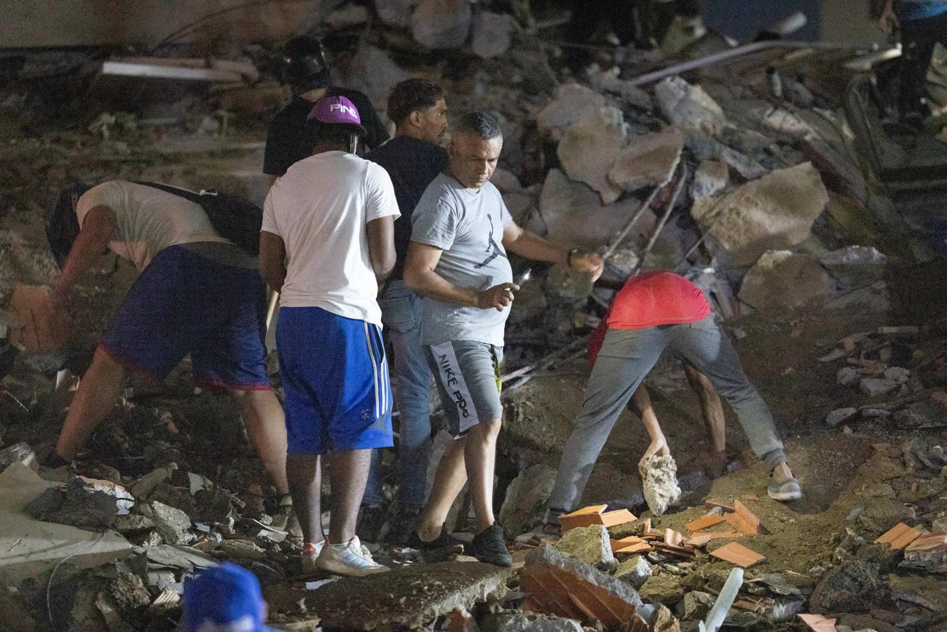 Decenas de personas buscan entre los escombros tras los terremotos.