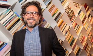 Camilo Hoyos, el profesor detr&aacute;s de Paredro