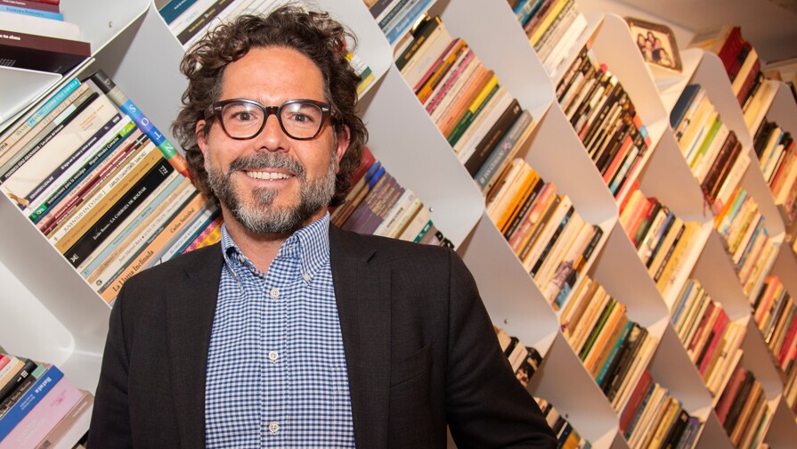 Camilo Hoyos, el profesor detr&aacute;s de Paredro