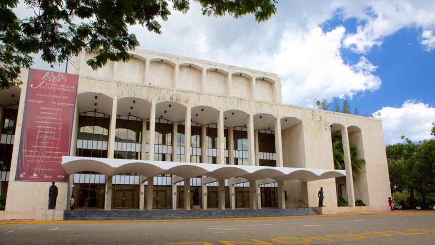 Giovanny Cruz cuestiona uso del Teatro Nacional para velatorios de artistas