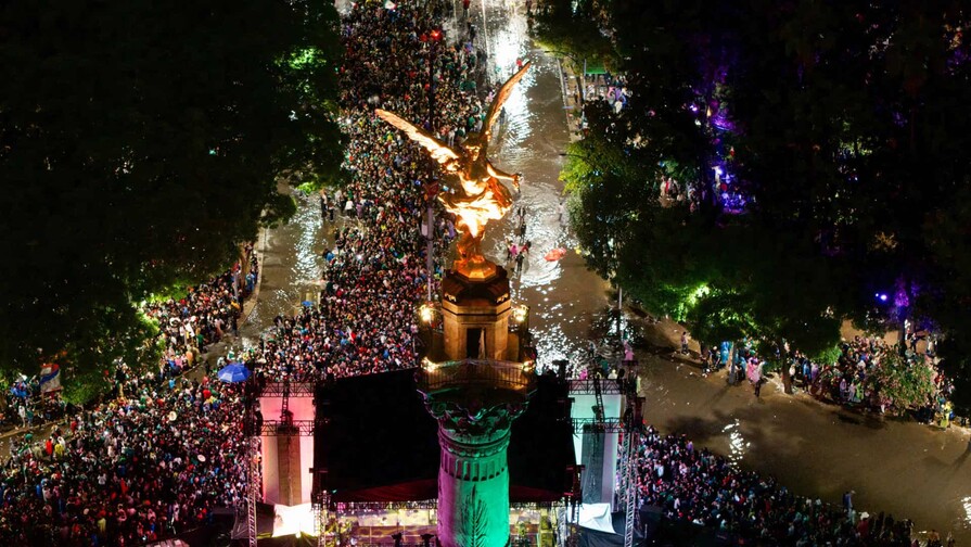 M&aacute;s de 800,000 personas celebran en las calles de Ciudad de M&eacute;xico el triunfo del Tricolor
