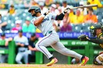 Otto López queda a un jonrón de batear para el ciclo y sigue líder de bateo de la MLB