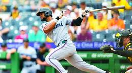 Otto L&oacute;pez queda a un jonr&oacute;n de batear para el ciclo y sigue l&iacute;der de bateo de la MLB
