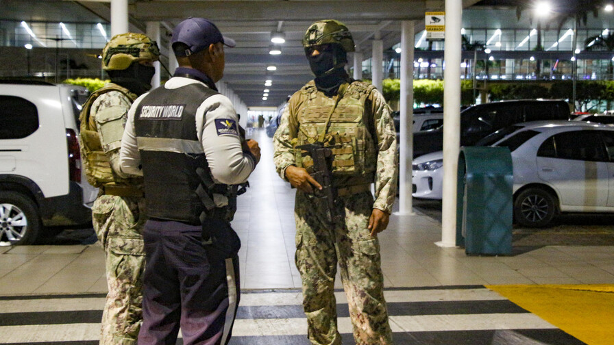 Polic&iacute;a desactiva bomba colocada ante unidad judicial de Ecuador