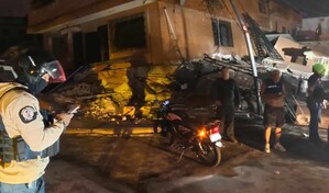 A gritos, venezolanos buscan a los suyos entre los escombros de edificios