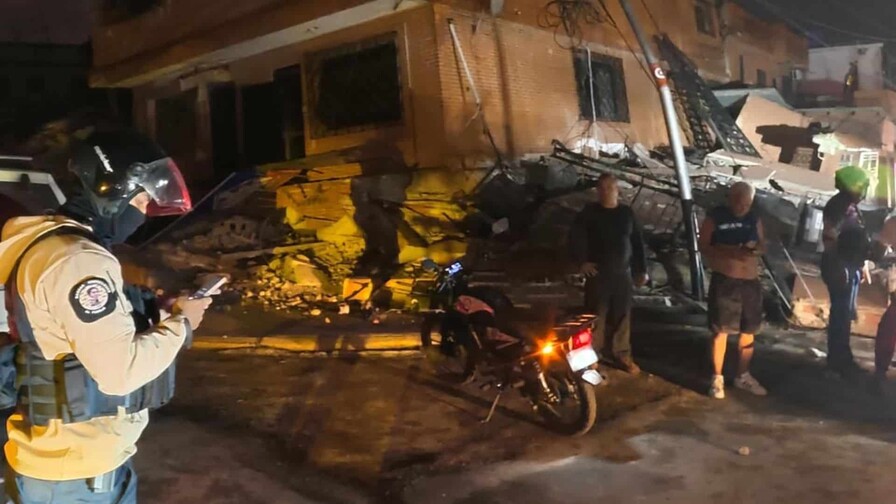A gritos, venezolanos buscan a los suyos entre los escombros de edificios