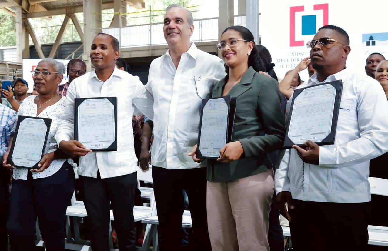 El presidente Abinader posa con algunos de los que recibieron sus respectivos t&iacute;tulos de propiedad.