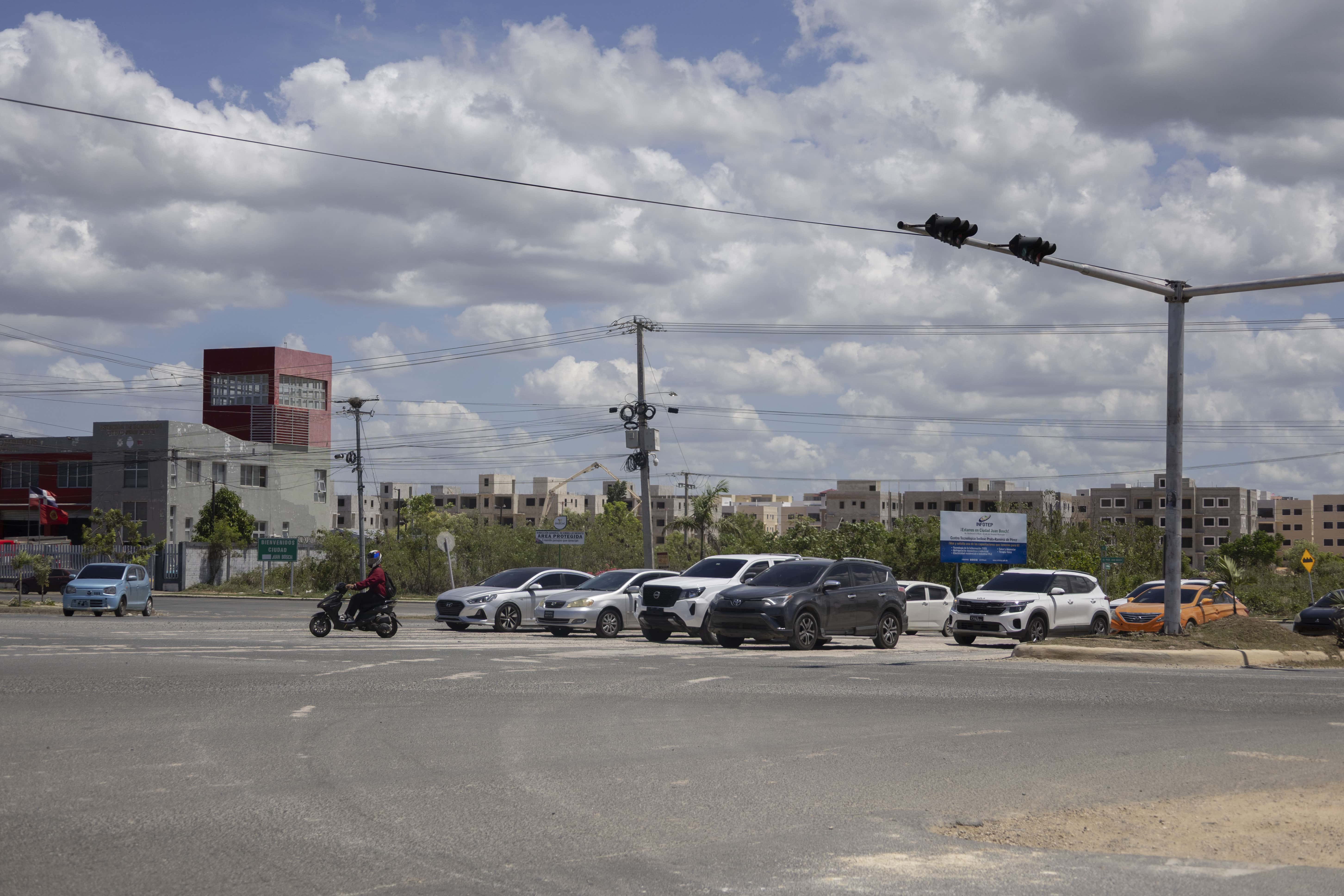 Cruce en Ciudad Juan Bosch. 