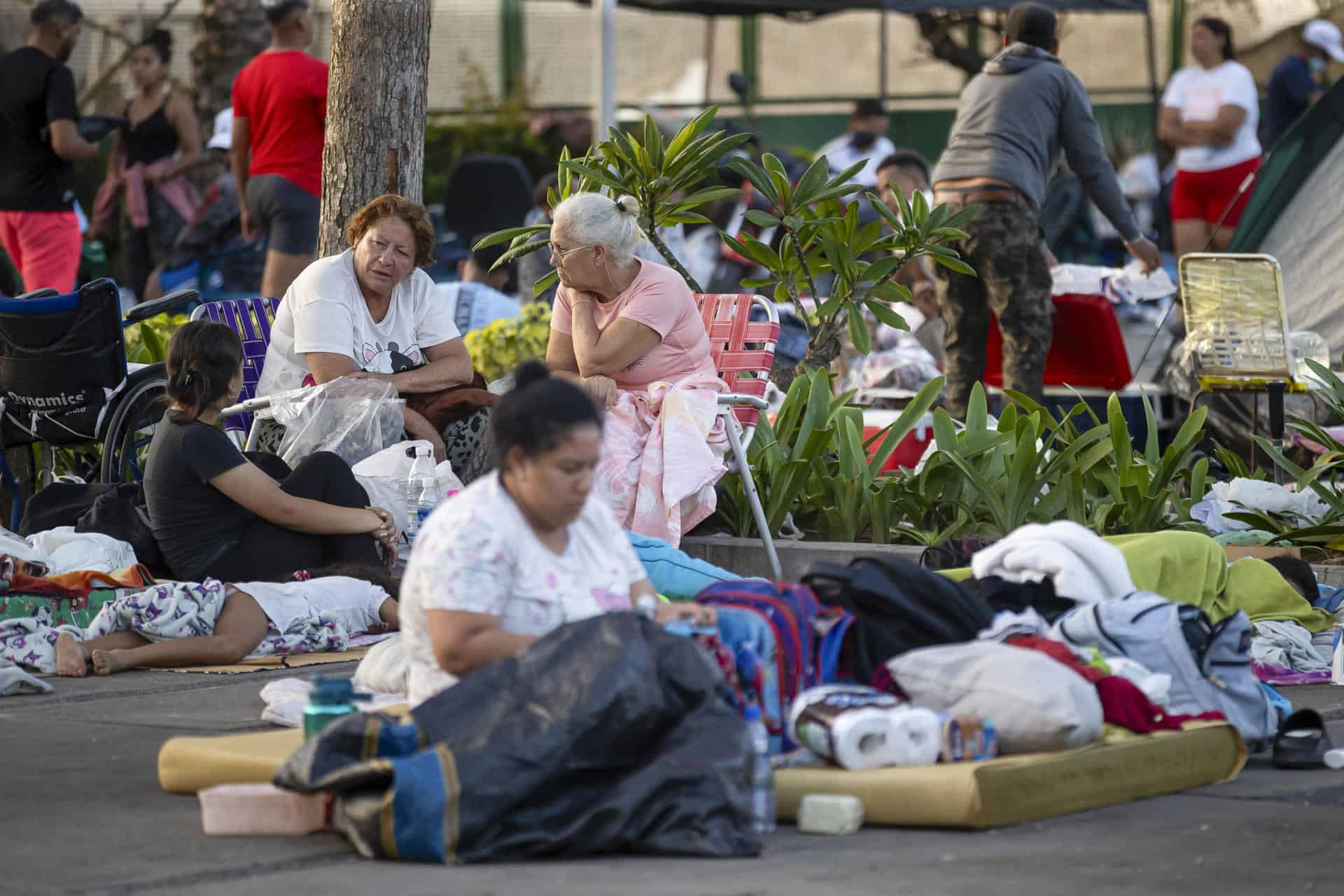 Cientos de personas duermen en el asfalto, jardineras, plazas y canchas en Catia La Mar, una de las ciudades m&aacute;s afectadas por los terremotos de magnitud 7.2 y 7.5 ocurridos el mi&eacute;rcoles en Venezuela y que se han cobrado la vida de 235 personas.
