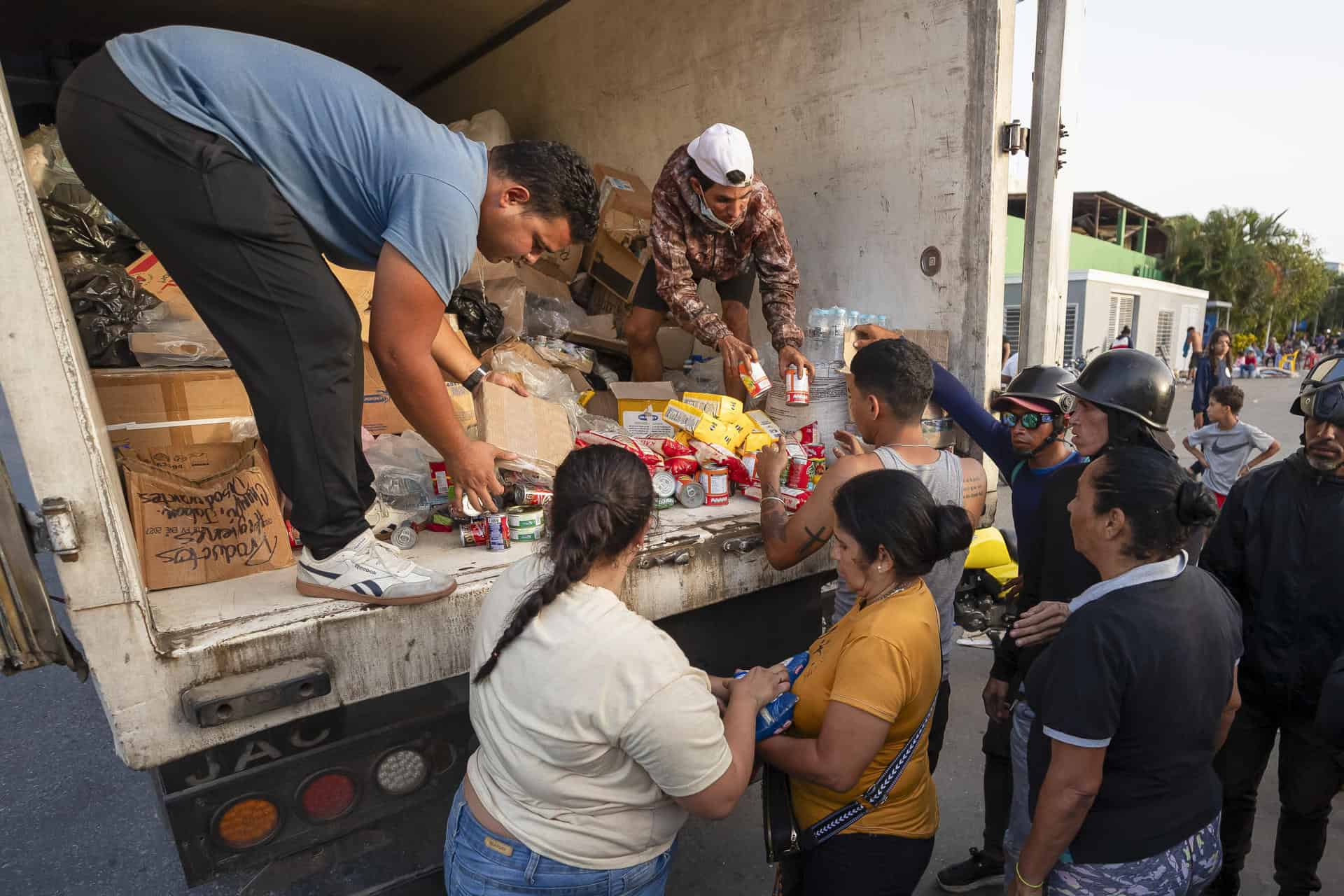 Recostados en colchones, s&aacute;banas, sillas, carpas y campamentos improvisados, cientos de personas duermen en el asfalto, jardineras, plazas y canchas en Catia La Mar, una de las ciudades m&aacute;s afectadas por los terremotos de magnitud 7.2 y 7.5 ocurridos el mi&eacute;rcoles en Venezuela y que se han cobrado la vida de 235 personas. 