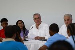 Abinader escucha de boca de estudiantes el deterioro de escuelas en Independencia