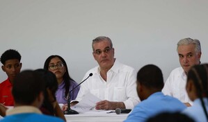 Abinader escucha de boca de estudiantes el deterioro de escuelas en Independencia