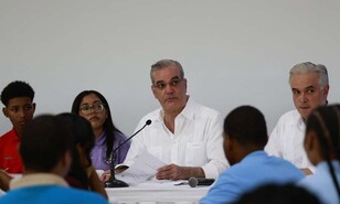 Abinader escucha de boca de estudiantes el deterioro de escuelas en Independencia