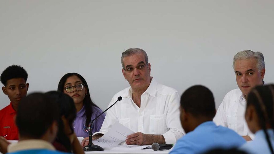 Abinader escucha de boca de estudiantes el deterioro de escuelas en Independencia