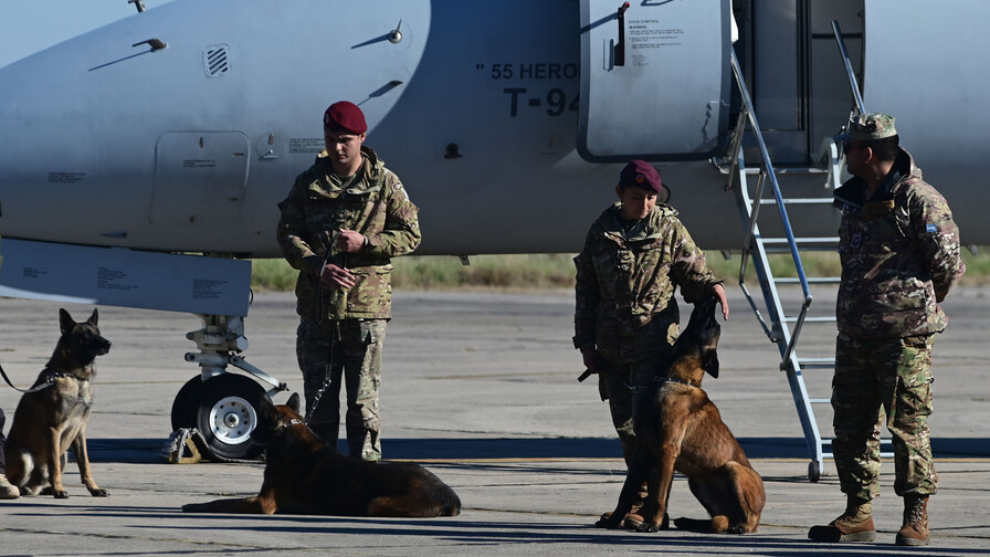 Argentina env&iacute;a un primer grupo de brigadistas y perros de rescate a Venezuela