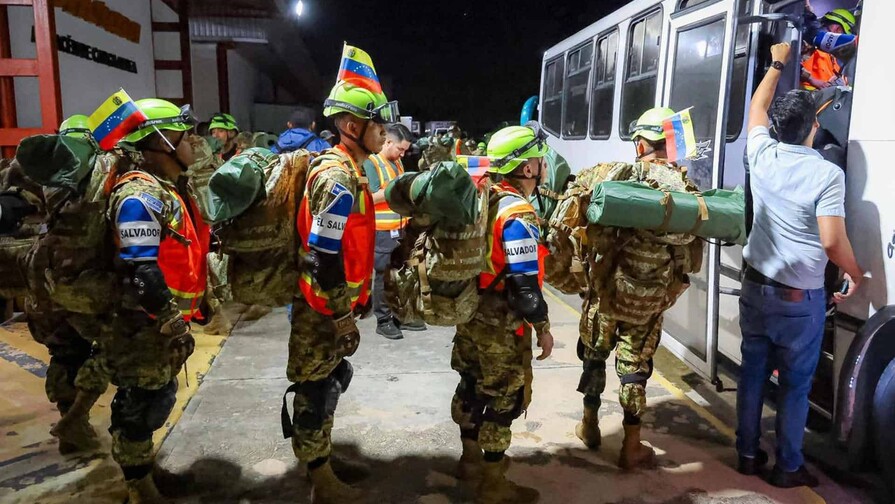 Bomberos, perros, drones y forenses: as&iacute; apoya la comunidad internacional a Venezuela