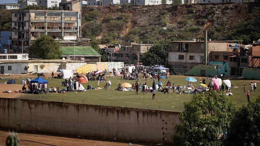 Habitantes en estado m&aacute;s afectado por los terremotos en Venezuela duermen a la intemperie