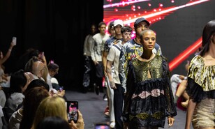 Custo Barcelona ilumina Casa de Campo Fashion Week con una explosi&oacute;n de color y energ&iacute;a urbana